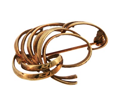 Lot 276 - A yellow gold decorative brooch