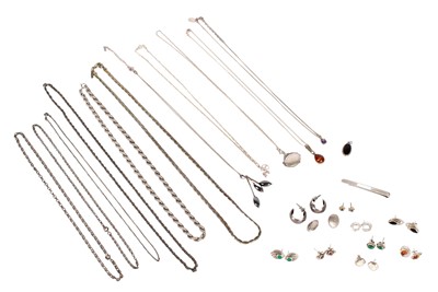 Lot 96 - A selection of silver