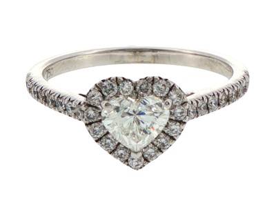 Lot 142 - A 18ct white gold diamond cluster ring