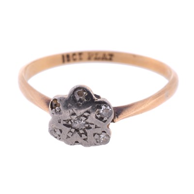 Lot 9 - A yellow metal diamond ring