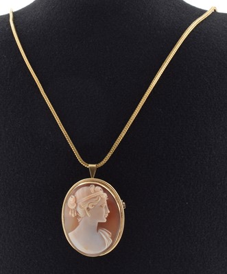 Lot 14 - A cameo pendant/brooch and 18ct gold chain