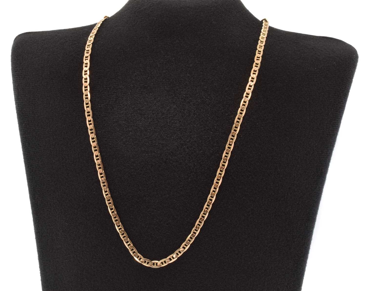 Lot 40 - A yellow metal marina link necklace