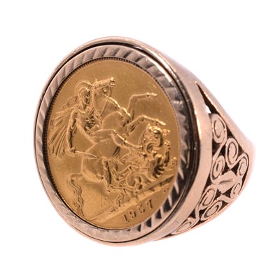 Lot 104 - An Elizabeth II sovereign ring