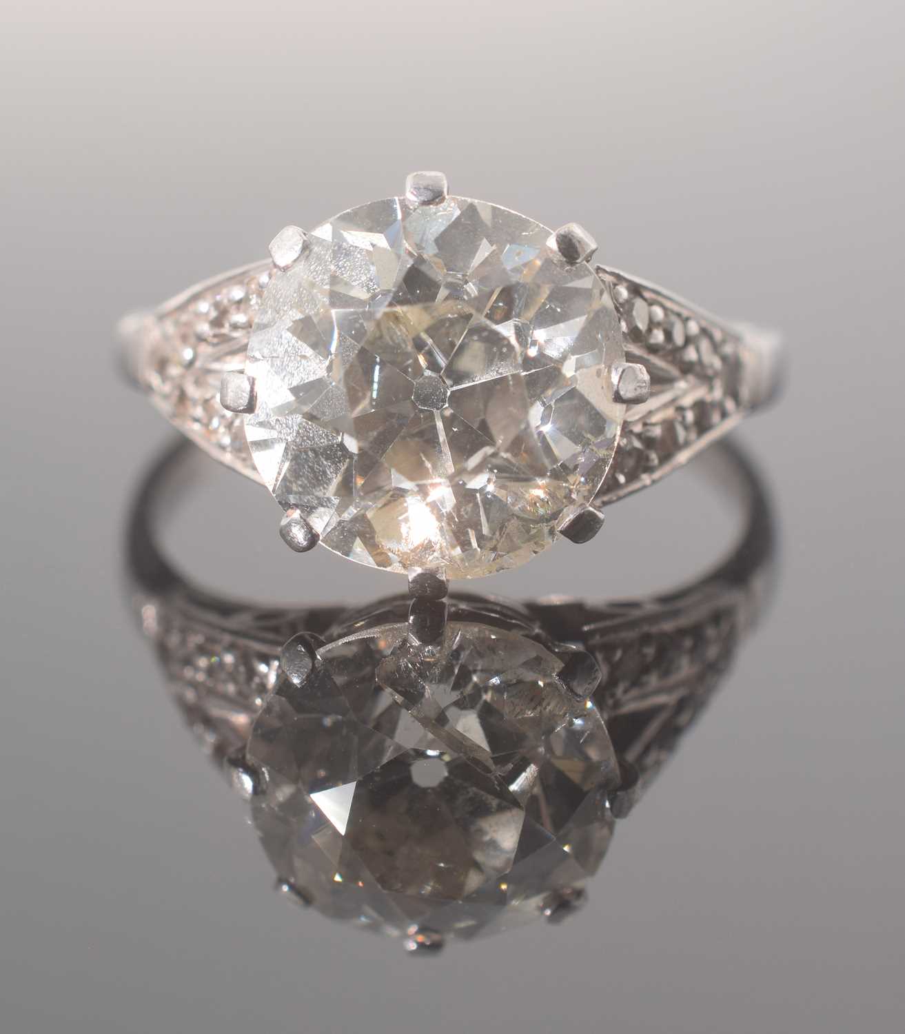 Lot 273 - An antique platinum and diamond solitaire ring