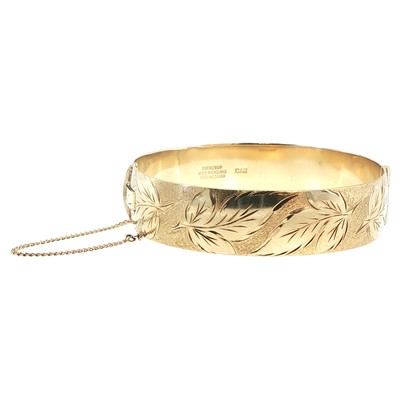 Lot 114 - A silver hinged bangle