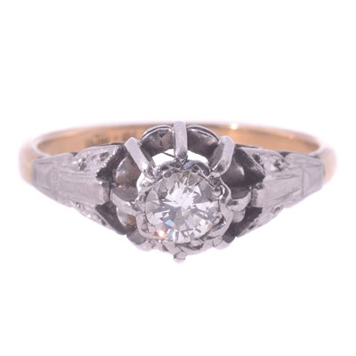 Lot 123 - An 18ct yellow gold diamond ring