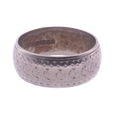 Lot 237 - An 18ct white gold ring
