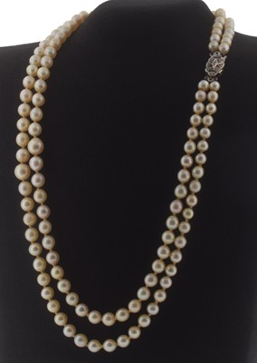 Lot 112 - A string of cultured pearls