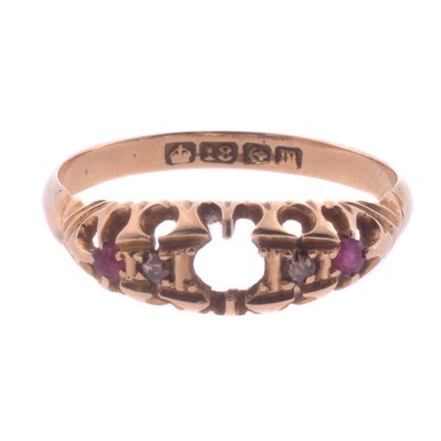Lot 70 - An 18ct yellow gold ring