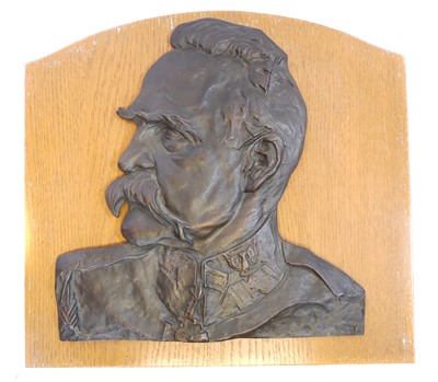 Lot Cast iron plaque depicting a Józef Piłsudski...