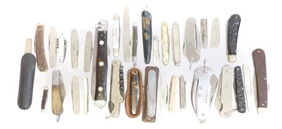 Lot Thirty three various folding pocket knives,...