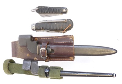 Lot Lee Enfield No.4 spike and knife bayonets,...