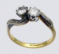 Lot 336 - Cross over diamond ring