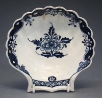 Lot 100 - Lowestoft shell dish.