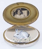 Lot 413 - Silver snuff box with inner lid decorated with