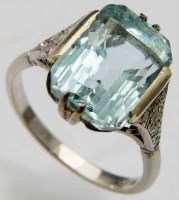 Lot 451 - Aquamarine and platinum ring.