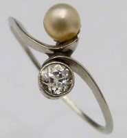 Lot 387 - Pearl and Diamond Cross over Ring