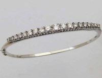 Lot 342 - 18ct white gold claw set 19 stone diamond hinged