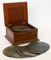 Lot 633 - Mahogany cased polyphon with discs.