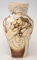 Lot 167 - Moorcroft cow parsley vase