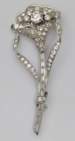Lot 418 - Platinum and diamond brooch