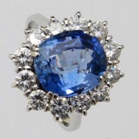 Lot 433 - Sapphire and diamond oval cluster ring