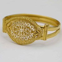 Lot 296 - Sri Lankan 916 yellow metal hinged bangle with