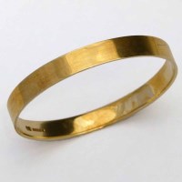Lot 314 - 9ct gold circular bangle