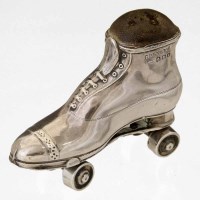 Lot 176 - An Edward VII novelty silver pin cushion