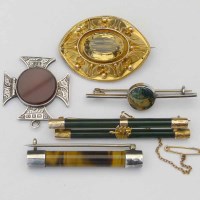 Lot 199 - Victorian citrine oval brooch; three bar