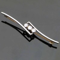 Lot 212 - Three stone diamond bar brooch