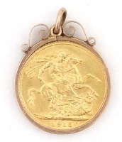 Lot 316 - 1915 gold sovereign in mount.