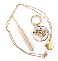 Lot 322 - 9ct gold cigar piercer; 9ct thistle brooch; 18ct