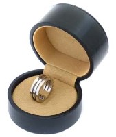 Lot 217 - An 18ct gold Bulgari B Zero 1 band ring
