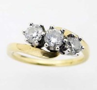 Lot 322 - Three stone diamond ring