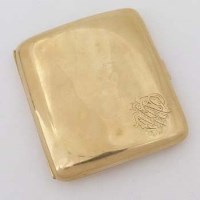 Lot 552 - Gold cigarette case.