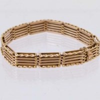 Lot 563 - 15ct gold bracelet.