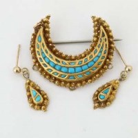 Lot 574 - Turquoise and gold crescent brooch and pendant