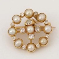 Lot 601 - Victorian circular pendant/brooch