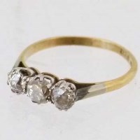 Lot 605 - Three stone diamond ring.