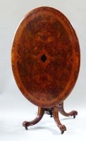 Lot 995 - Victorian walnut oval loo table