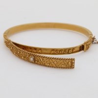Lot 188 - 15ct gold hinged bangle.