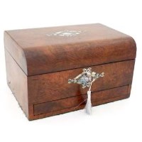 Lot 38 - Jewellery box.
