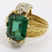 Lot 362 - Yellow metal dress ring set with green and white