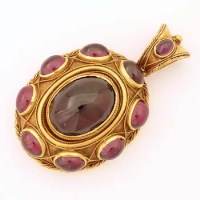 Lot 366 - Victorian gold oval pendant set with garnet