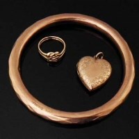 Lot 252 - 9ct Gold Bangle, 9ct Heart Locket 9ct Knot