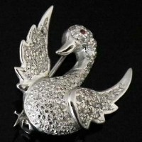 Lot 267 - 18ct white gold and pave diamond brooch in the