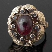 Lot 287 - Edwardian cabochon garnet and sapphire oval