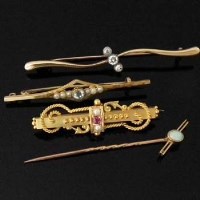 Lot 290 - Victorian 15ct Bar Brooch; 15ct Three Stone