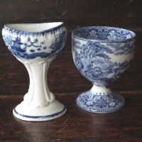 Lot 208 - Blue transfer eye bath and egg cup.